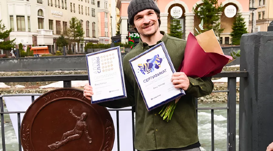 Вик Уайлд на открытии медали на Алеее славы курорта «Роза Хутор» &copy;&nbsp;Фото пресс-службы курорта &laquo;Роза Хутор&raquo;