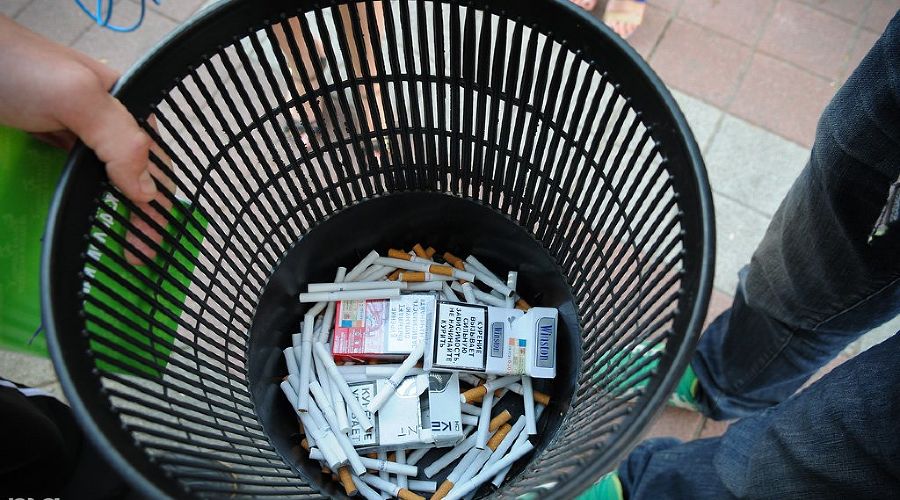 Антитабачная акция "Зажигай правильно!" © Елена Синеок. ЮГА.ру