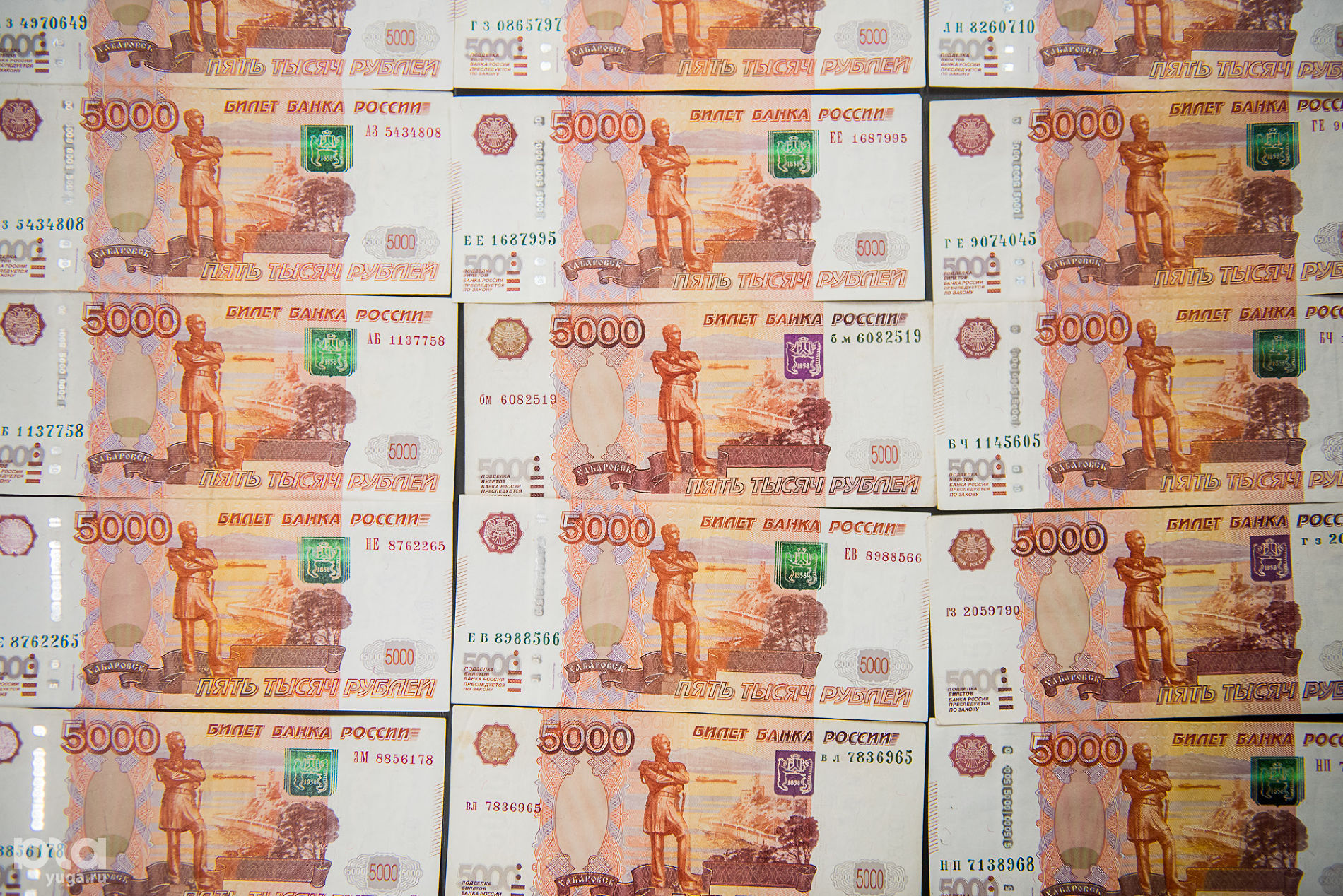 Несколько купюр. Бумажные деньги. 5000 Рублей. 5000 Рублей банк России.