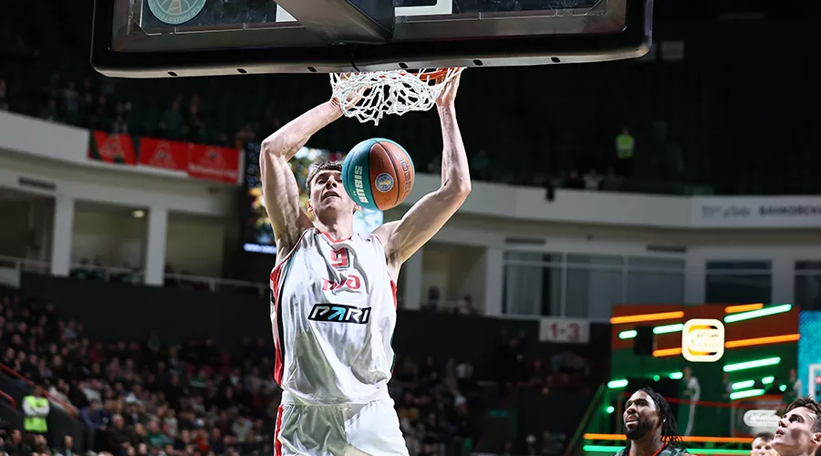 Центровой «Локо» Андрей Мартюк забивает мяч в кольцо УНИКСа 8 мая 2024 г. &copy;&nbsp;Фото предоставлено пресс-службой Единой лиги ВТБ, Vtb-league.com