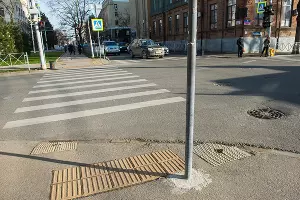 Плитка, предупреждающая об остановке перед дорогой на ул. Красной. Столб не обозначен, как препятствие &copy;&nbsp;Фото Елены Синеок, Юга.ру