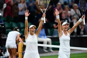 Елена Веснина и Екатерина Макарова &copy;&nbsp;Фото из аккаунта Уимблдонского турнира в Twitter, twitter.com/Wimbledon