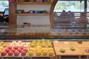 Витрина с моти в кофейне &laquo;Киссатен&raquo; &copy;&nbsp;Фото Марины Солошко, Юга.ру