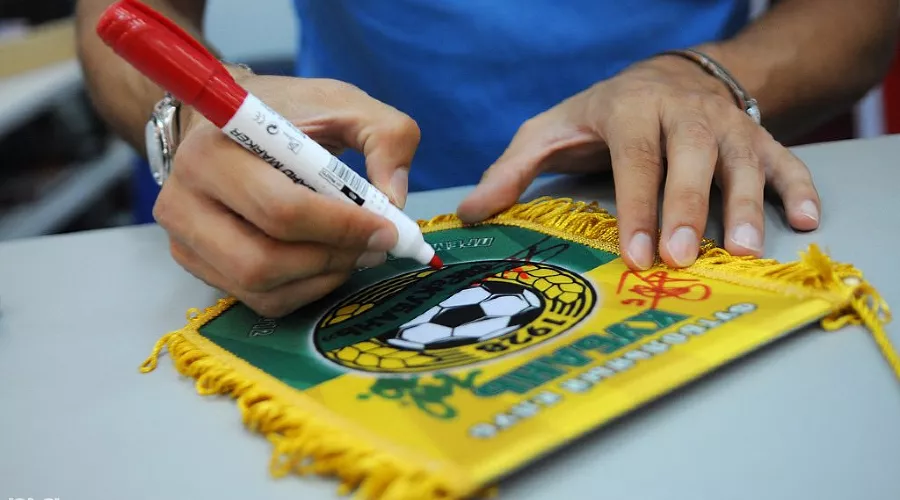 Автограф-сессия новичков ФК "Кубань" &copy;&nbsp;Елена Синеок, ЮГА.ру