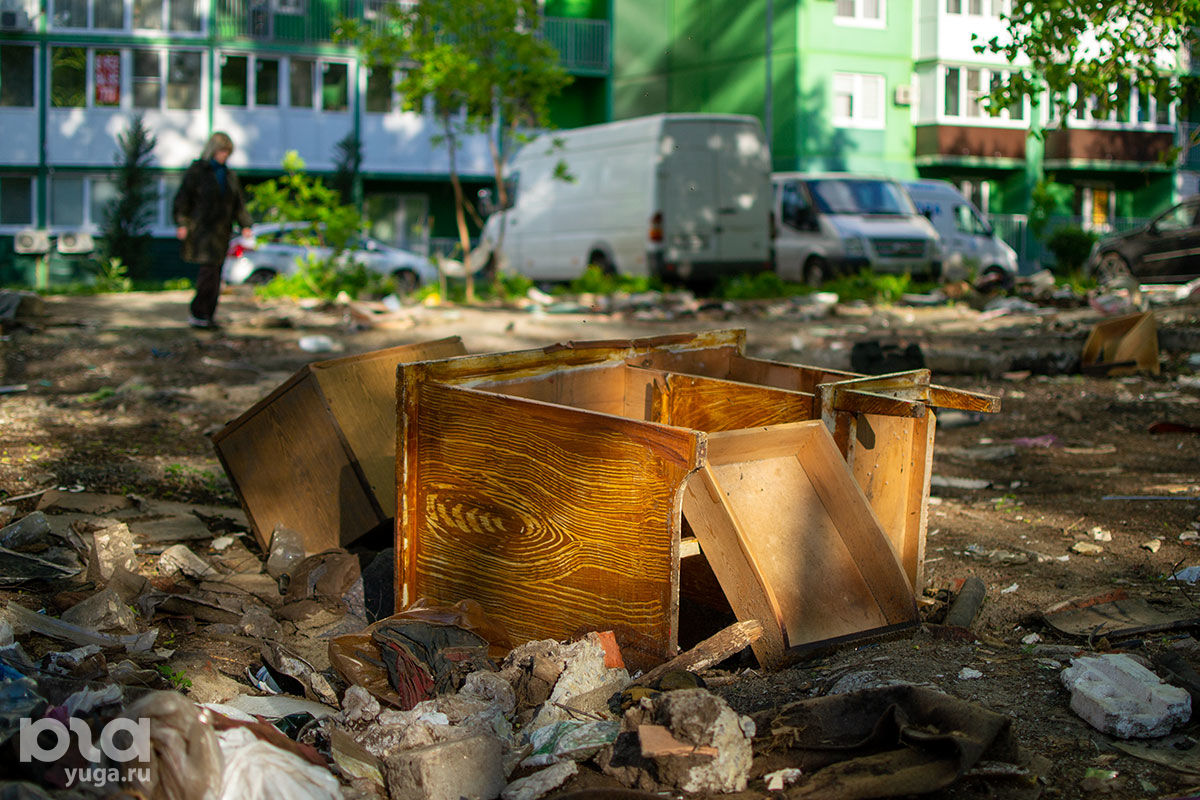 Вокруг долгостроя на Карякина так привыкли к зарослям и строительному мусору, что с благоустройством не спешат © Фото Александра Гончаренко, Юга.ру