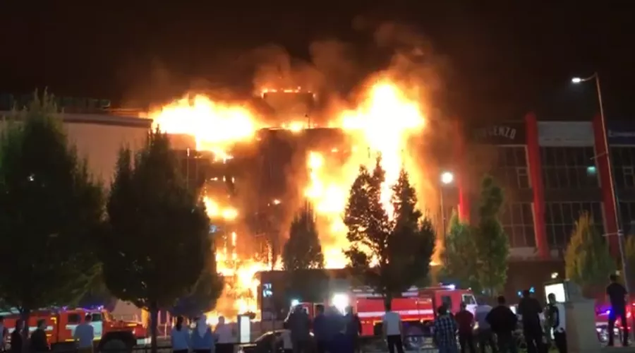 Пожар в ТРЦ «Гранд Парк» в Грозном &copy;&nbsp;Скриншот видео из канала &laquo;Чеченец Германия&raquo;, www.youtube.com/channel/UCpMoamZBdN8Kv0toIKhWqIw