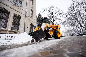 Уборка снега в Краснодаре &copy;&nbsp;Фото Елены Синеок, Юга.ру