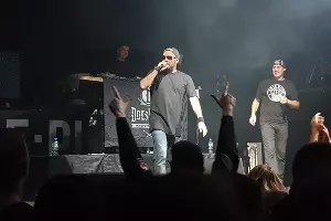 Руставели, Санчес и DJ Hassan на концерте группы «Многоточие» в Минске, 2019 &copy;&nbsp;Фото Skorp24, CC BY-SA 4.0, commons.wikimedia.org/w/index.php?curid=82861543