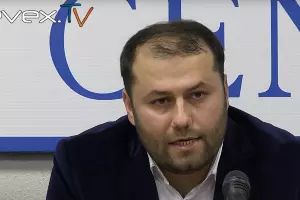 Абакар Абакаров в 2013 году  &copy;&nbsp;Скриншот из видео &laquo;Митинг Против Кавказофобии — прямая речь организаторов&raquo; с YouTube-канала NevexTV