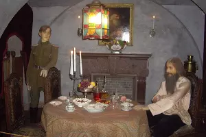 Восковые фигуры Феликса Юсупова и Григория Распутина на месте убийства. Экспозиция во дворце Юсуповых на Мойке &copy;&nbsp;Фото Николая Мылюева, wikipedia.org