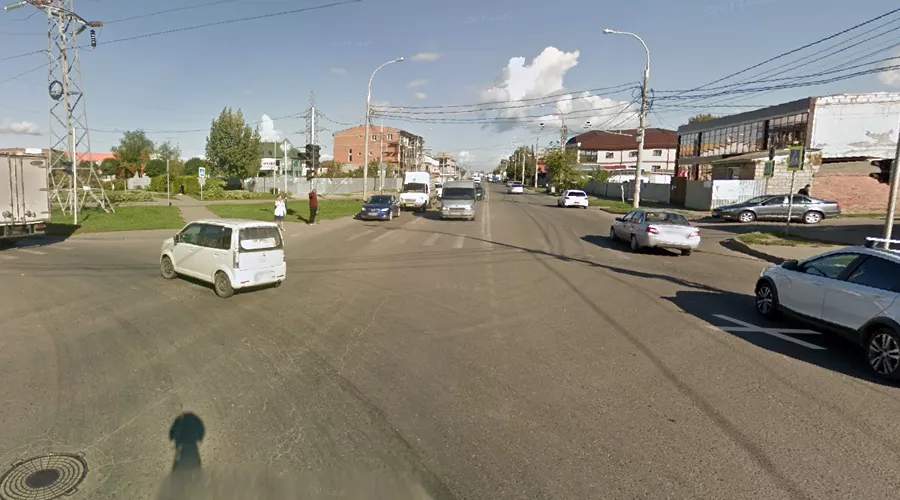 Перекресток Российской и Солнечной. Полосу, с которой автомобили едут налево, целиком отдали под левый поворот. Ближайший видимый пешеходный переход ликвидирован &copy;&nbsp;Скриншот с сайта Google.com