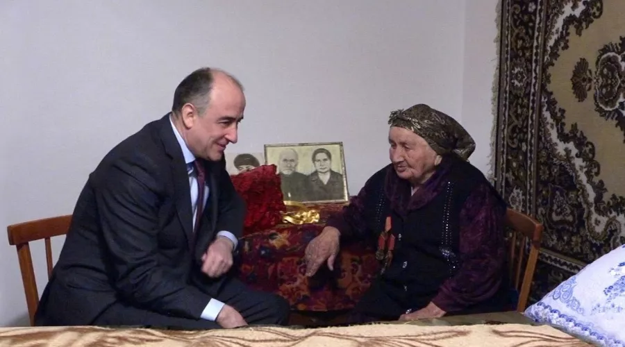 Нану Шаова и глава КБР Юрий Коков &copy;&nbsp;Фото пресс-службы главы и правительства КБР