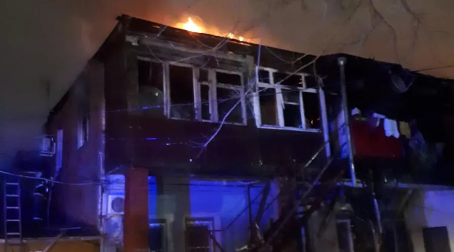 Пожар на улице Красной &copy;&nbsp;Фото пресс-службы ГУ МЧС России по Краснодарскому краю