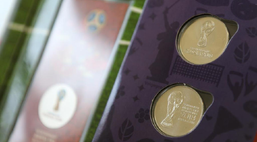 Памятные монеты с символикой чемпионата мира по футболу 2018 года © Фото пресс-службы Альфа-Банка