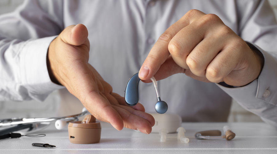  &copy;&nbsp;фото freepik https://www.freepik.com/free-photo/front-view-man-holding-hearing-aids_32077739.htm#page=3&query=%D1%81%D0%BB%D1%83%D1%85%D0%BE%D0%B2%D0%BE%D0%B9%20%D0%B0%D0%BF%D0%BF%D0%B0%D1%80%D0%B0%D1%82&position=28&from_view=search&track=ais