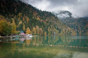 Озеро Рица &copy;&nbsp;Елена Синеок, ЮГА.ру