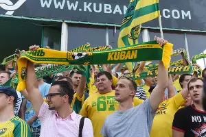 Болельщики на матче между &laquo;Кубанью&raquo; и &laquo;Абинском&raquo; &copy;&nbsp;Фото Елены Синеок, Юга.ру