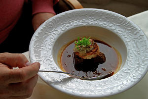 Луковый суп на копченой лосятине с брюсникой © Фото Марины Солошко, Юга.ру