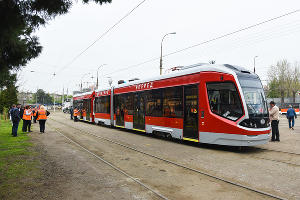 Новый трехсекционный трамвай "Витязь"  © Елена Синеок, ЮГА.ру