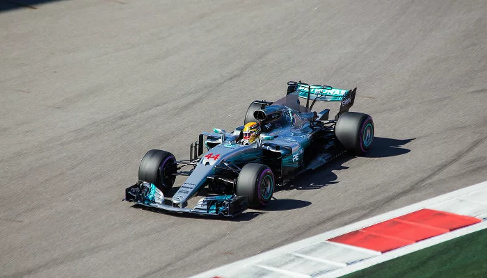 Болид Льюиса Хэмилтона. Гран-при России «Формулы-1» в 2017 году &copy;&nbsp;Фото Юга.ру