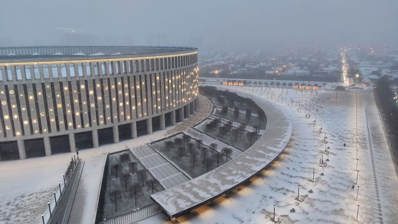 Стадион «Краснодар» под первым снегом. 22 декабря 2021 г. © Фото Евгения Таранжина