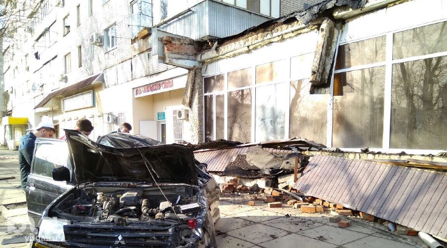 В центре Краснодара козырек дома обвалился на припаркованную машину &copy;&nbsp;Фото Виталия Тимкива, Юга.ру