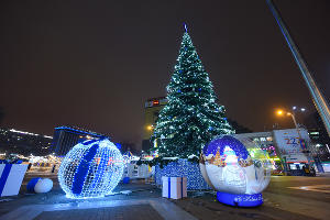 Рождественская ярмарка на Главной городской площади Краснодара © Фото Елены Синеок, Юга.ру