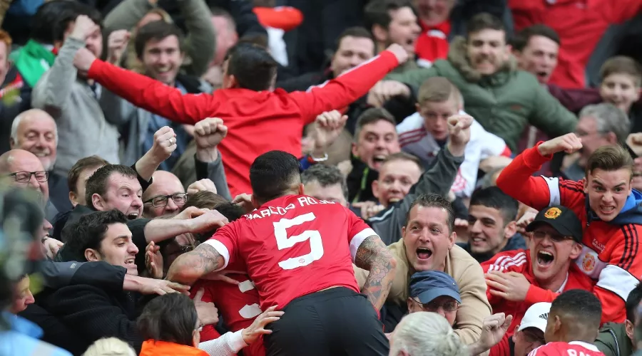 Фанаты «Манчестер Юнайтед» и Маркос Рохо &copy;&nbsp;Фото с официального сайта ФК &laquo;Манчестер Юнайтед&raquo;, manutd.com