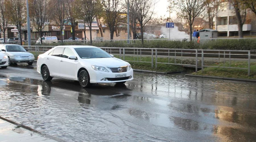 Порыв трубы на улице Ставропольской в Краснодаре &copy;&nbsp;Фото Дмитрия Пославского, Юга.ру