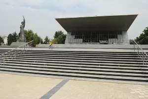 Отреставрированный парк перед кинотеатром "Аврора" &copy;&nbsp;Фото Михаила Ступина, Юга.ру