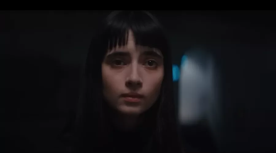 Кадр из трейлера к фильму «Вампирша-гуманистка ищет отчаянного добровольца» &copy;&nbsp;Скриншот видео с YouTube-канала Kinoman, www.youtube.com/channel/UC6A-Z0jDKemh9-CwGbj5yog