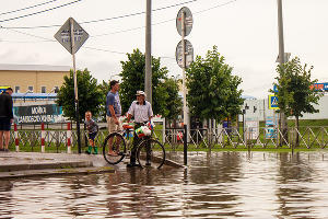 Последствия ливня на улице Московской &copy;&nbsp;Фото Дмитрия Пославского, Юга.ру