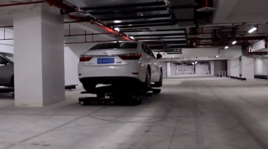 Первый в мире роботизированный гараж © Скриншот из видео