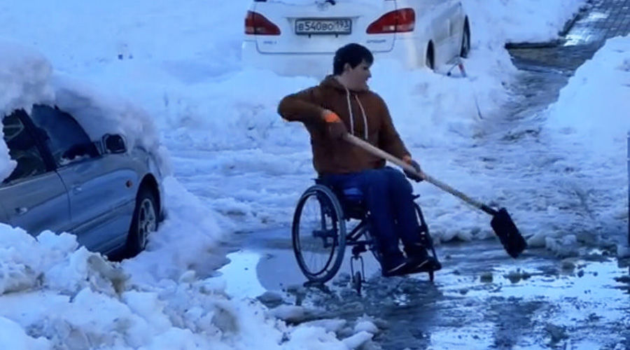 В Краснодаре мужчина на инвалидной коляске сам расчищал дорогу от снега. Делом заинтересовалась прокуратура