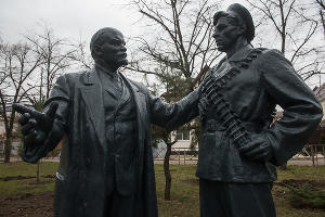 Памятник «В. И. Ленин говорит с матросом» в сквере на пересечении улиц Ленина и Суворова © Фото Елены Синеок, Юга.ру