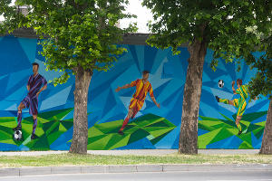 Граффити с футболистами на улице Селезнева в Краснодаре © Фото Елены Синеок, Юга.ру