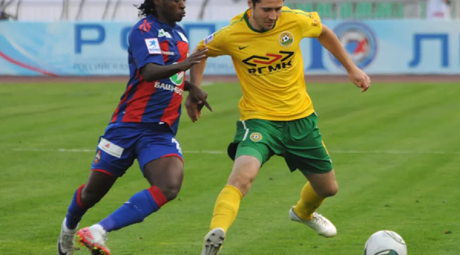Полузащитник "Кубани" Артур Тлисов (с мячом) против хавбека ЦСКА Секу Олисе &copy;&nbsp;Елена Синеок, ЮГА.ру