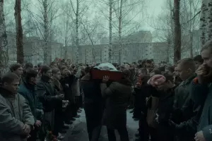 Кадр из трейлера к фильму «Слово пацана. Кровь на асфальте» &copy;&nbsp;Скриншот с сайта https://www.youtube.com/watch?v=6jw7j1FEx80&embeds_referring_euri=https%3A%2F%2Fwww.yuga.ru%2F&source_ve_path=MTc4NDI0