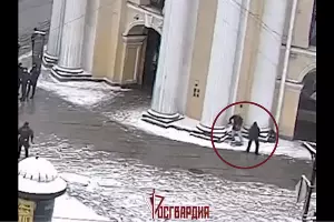 Момент нападения на сотрудника Росгвардии в Санкт-Петербурге 24 февраля 2023 г. &copy;&nbsp;Скриншот видео телеграм-канала ГУ Росгвардии по Санкт-Петербургу и Ленинградской области, T.me/rosgvard78