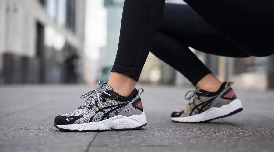 кроссовки &copy;&nbsp;Изображение сгенерировано нейросетью Gigachat