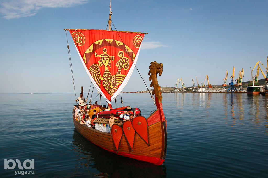 Ладья морская в древней руси. Ладья это в древней руси. Ладья морская в древней руси. Корабль викингов драккар. Ладья викингов драккар модель.