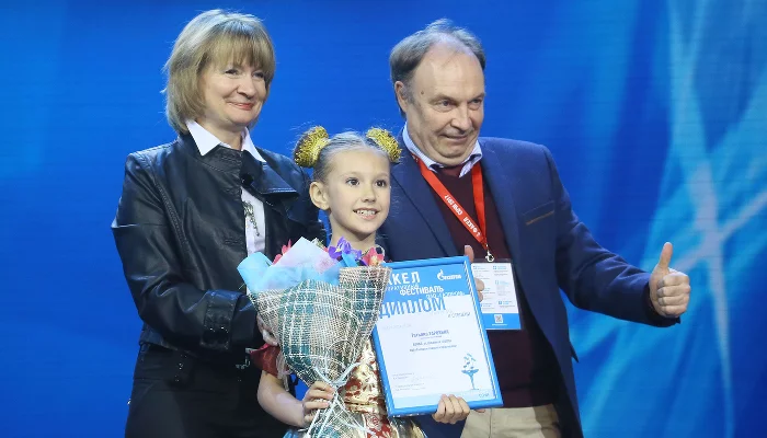 Иван Жиганов и Ольга Юдахина с Татьяной Тарохиной, которая стала лауреатом второй степени в номинации «вокал эстрадный» &copy;&nbsp;Фото Александра Старкова