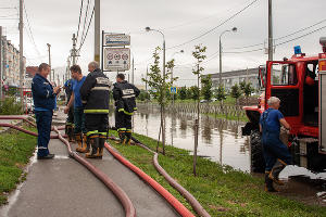 Последствия ливня на улице Московской &copy;&nbsp;Фото Дмитрия Пославского, Юга.ру