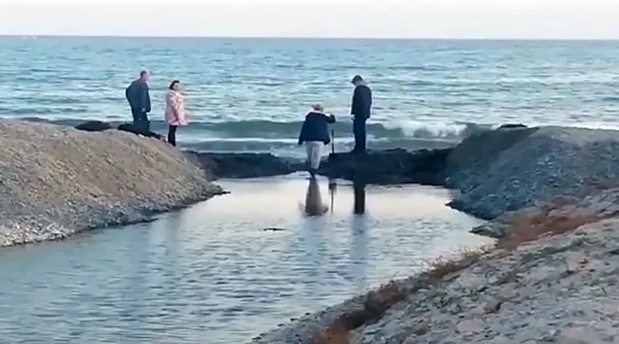 Волонтеры раскапывают проран Суджукской лагуны в Новороссийске &copy;&nbsp;Скриншот видео со страницы &laquo;Пляж Алексино&raquo; в инстаграме, instagram.com/aleksino_beach