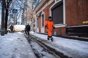 Уборка снега в Краснодаре &copy;&nbsp;Фото Елены Синеок, Юга.ру