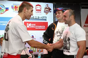 Процедура взвешивания перед поединком Д.Пирога и Г.Мартиросяна &copy;&nbsp;Влад Александров. ЮГА.ру