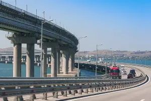 Крымский мост &copy;&nbsp;Фото Елены Синеок, Юга.ру