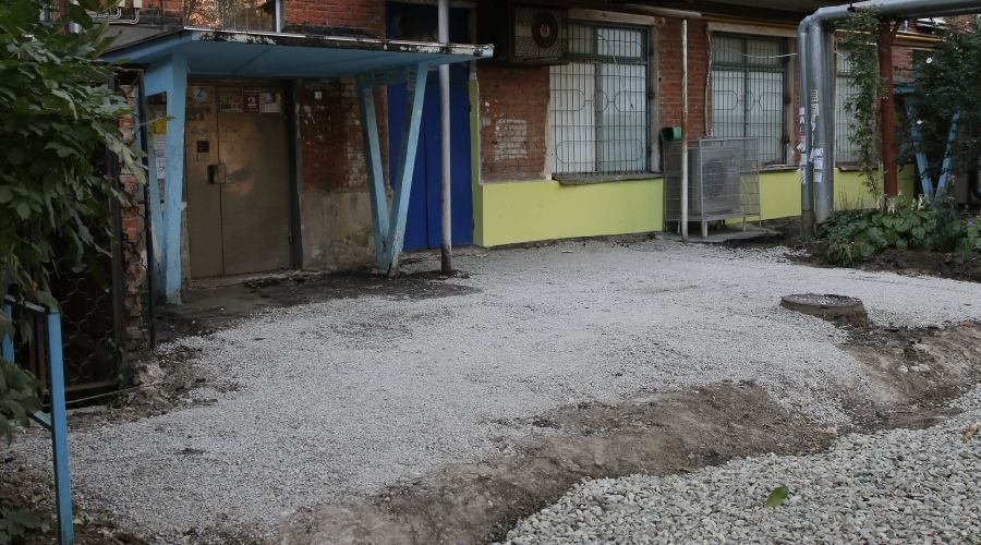 Работы по благоустройству придомовой территории на улице Тургенева в Краснодаре © Фото пресс-службы администрации Краснодара