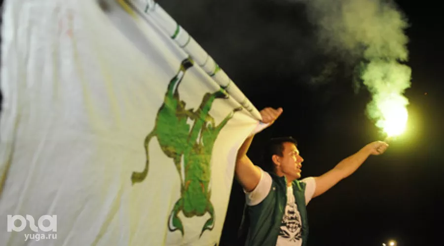 Фанаты ФК "Краснодар" встретили команду в аэропорту &copy;&nbsp;Елена Синеок, ЮГА.ру