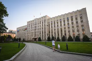 Здание администрации Краснодарского края  &copy;&nbsp;Елена Синеок, ЮГА.ру